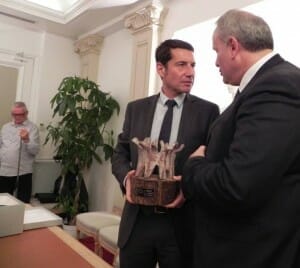 David Lisnard, con il premio consegnato da Stefano Cardinali (membro Direttivo dell'Associazione Città per la Fraternità)
